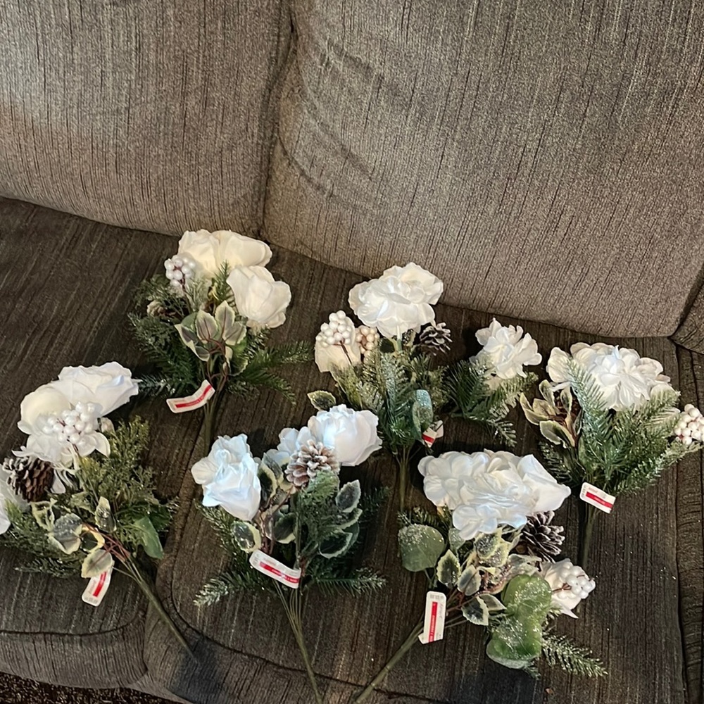 6 bunches of faux flowers